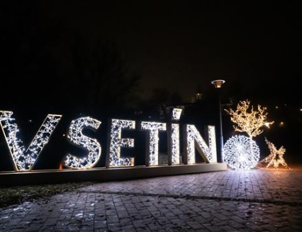 Vánoční výzdoba bude v ulicích svítit do Hromnic