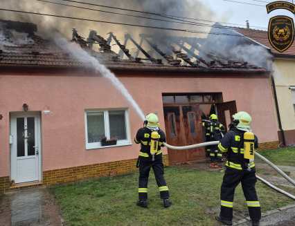V Suché Lozi vyhořela garáž i střecha RD