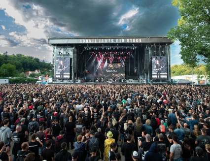 Tisíce lidí, plné ulice a policie v pohotovosti. Ve Vizovicích odstartoval Masters of Rock