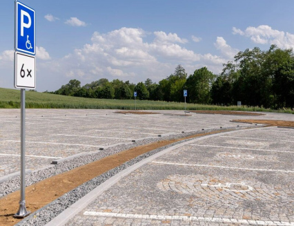 Nové parkoviště v Modré nabízí stovku míst, více než polovinou na něj přispěl kraj