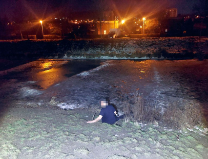 Zlínské strážníky opět zaměstnávají opilci. Muž ležel v tričku u řeky, žena spala na sněhu