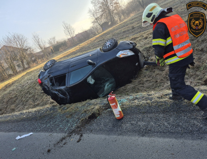 Auto skončilo v příkopě, řidič v nemocnici