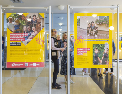 Výstava představuje příběhy pěstounských rodin, k vidění je do konce listopadu