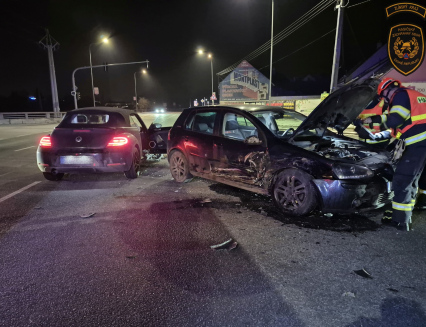 Auta se srazila na křižovatce. Jelo v nich devět osob