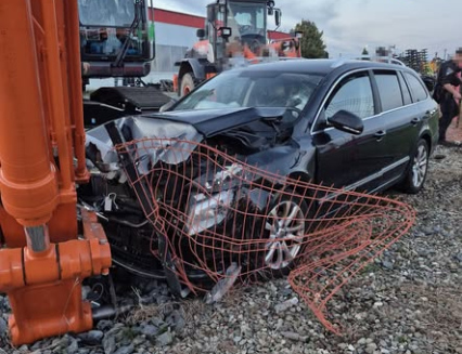 Dvě sobotní nehody. Jeden řidič trefil bagr, další dva se srazili