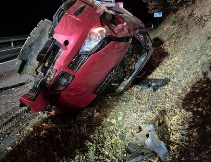 Auto skončilo po půlnoci na střeše. Hasiči pomohli zraněnému řidiči