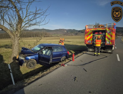 Osobní vozidlo na Zlínsku narazilo do stromu