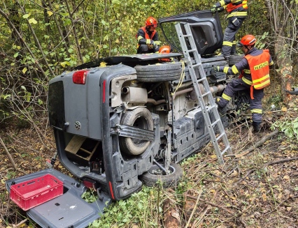 Auto skončilo na boku v křoví. Pomoc přivolal systém eCall