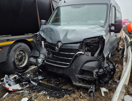 U Bezměrova se střetla dodávka s kamionem. Provoz dálnice D1 byl omezen