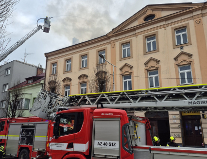 Sedm jednotek hasičů zasahovalo u požáru výškové budovy v Holešově