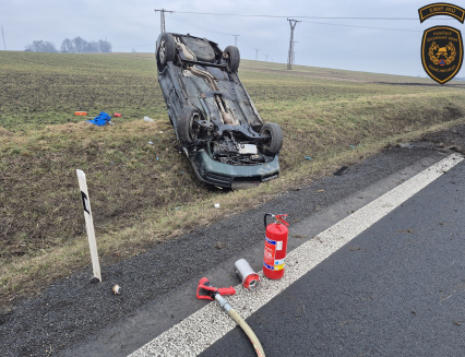 Osobák skončil po střetu s dodávkou na střeše