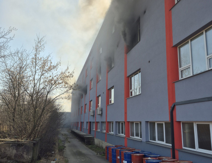 Požár v místnosti s výrobní linkou vyhnal desítky lidí z budovy