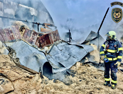 Požár skladu pilin likvidovalo šest jednotek hasičů