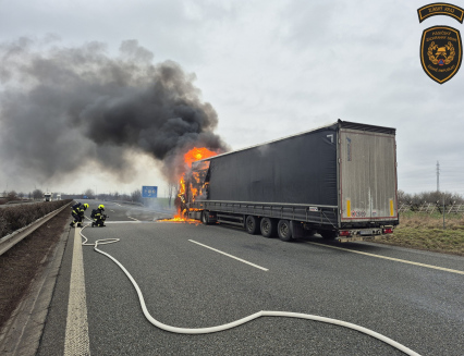 Provoz na dálnici D55 zablokoval hořící kamion. Škoda 2,5 milionu