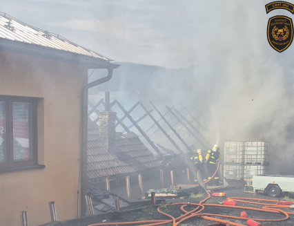 Požár hospodářského objektu zasáhl i okolí 