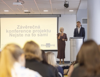Desítky proškolených odborníků i konkrétní pomoc pro 149 lidí. Zlínský kraj představil výsledky projektu Nejste na to sami