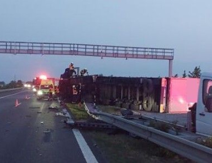 Dopravní nehoda náklaďáku a dodávky na dálnici D1 u Kroměříže