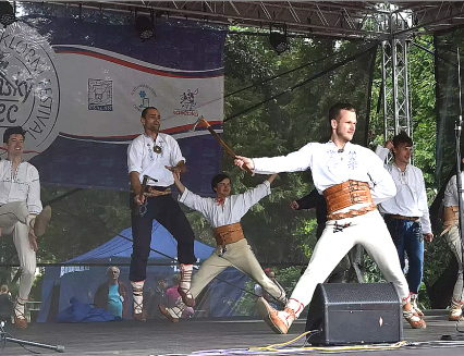 Malí tanečníci roztočí odzemek na kolonádě. Valašská tradice míří do UNESCO