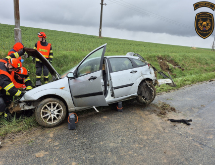 Posádku havarovaného vozidla si převzali záchranáři