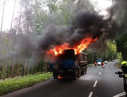 Nákladní vozidlo začalo hořet během jízdy
