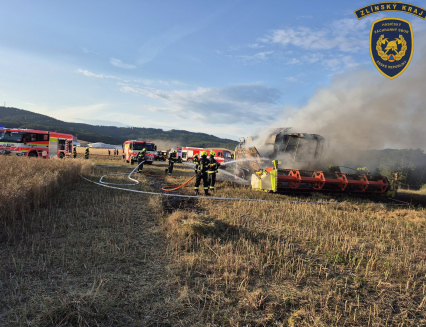 Požár kombajnu při sklizni zaměstnal sedm jednotek hasičů