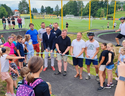 V Boršicích otevřeli novou pumptrackovou dráhu pro mladé cyklisty i zkušené jezdce