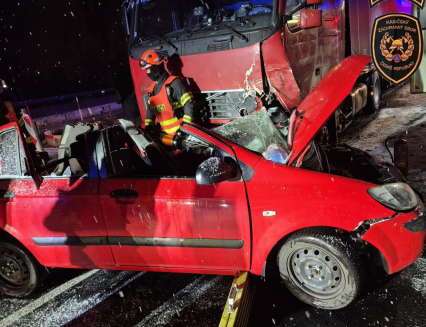 Na dálnici u Napajedel se srazil osobák s náklaďákem