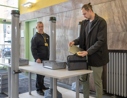 Krajský úřad zavádí u vstupu do Baťova mrakodrapu detekční kontrolu: posiluje bezpečnost zaměstnanců i návštěvníků