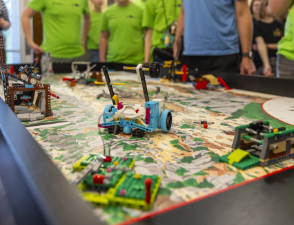 Žáci soutěžili v programování robotů z Lega. Pomůže jim to zlepšit technické dovednosti i posílit spolupráci