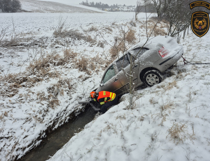 Zasněžené pondělí si vyžádalo celou řadu nehod