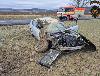 Osobní vozidlo skončilo u Vlčnova na poli, jedna osoba se zranila