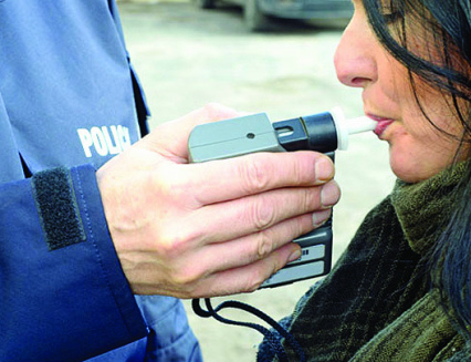 Koupil alkohol nezletilé dívce. Hrozí mu až 5 let vězení.