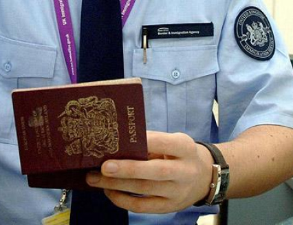 Kontroly cizinců pobírající humanitární dávky pokračují