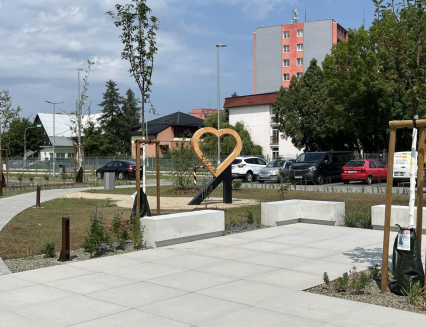 Modernizace přednádražního prostoru v Rožnově je dokončena. Nová vstupní brána do města nabízí zeleň, parkování i občerstvení
