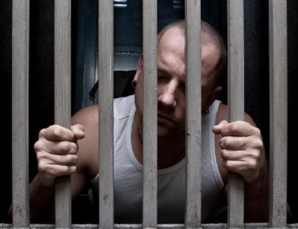 Po posledním pokusu o krádež skončili ve vazbě. Policisté je zadrželi přímo na místě 