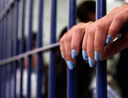 Čichala mu k prádlu a nakonec tasila nůž. Chorobně žárlivá žena ze Zlína dostala dvanáct let