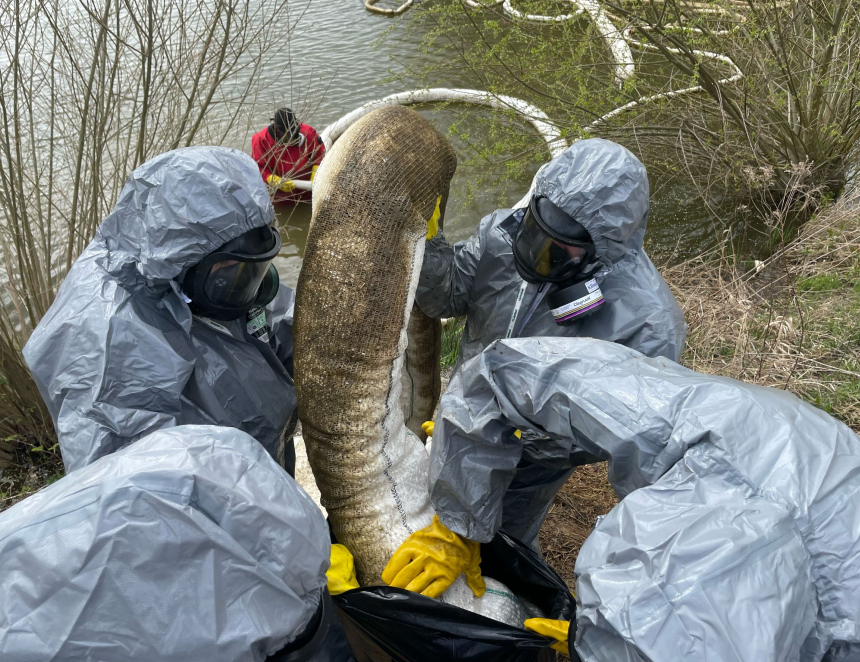 Benzen se v Hustopečích podařilo zastavit, oznámil Hladík. Larsenová stěna funguje