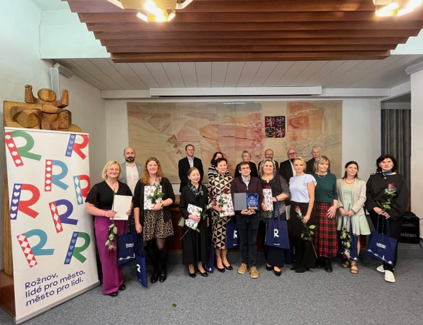 Rožnov zná své nejlepší učitele. Pedagogem roku 2026 se stal „Král Miroslav“ ze ZŠ Záhumení