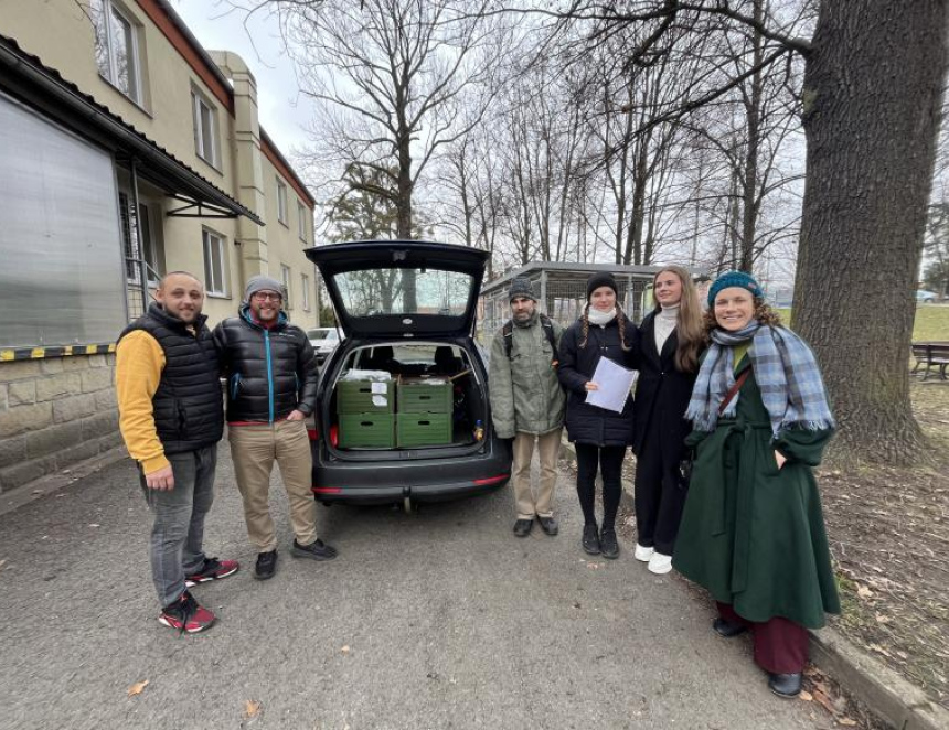 Desítka dobrovolníků rozvezla v Rožnově seniorům 410 štědrovečerních večeří