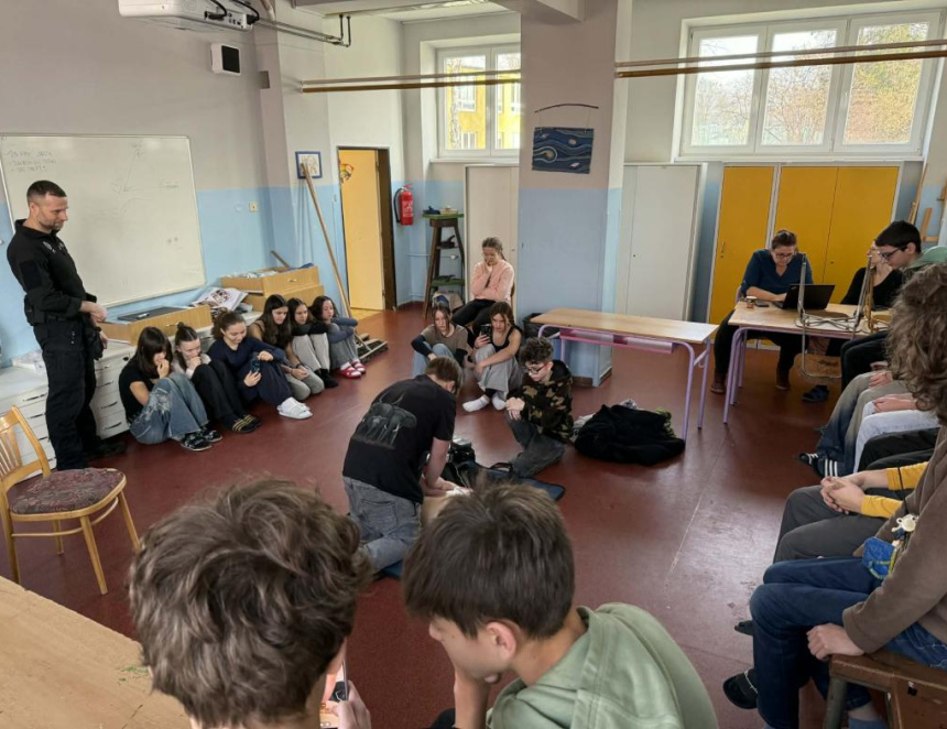 Edukační programy v oblasti první pomoci realizují na základních školách rožnovští strážníci