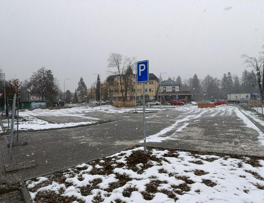 Řidiči v Rožnově mají v přednádražním prostoru k dispozici 39 nových parkovacích míst 
