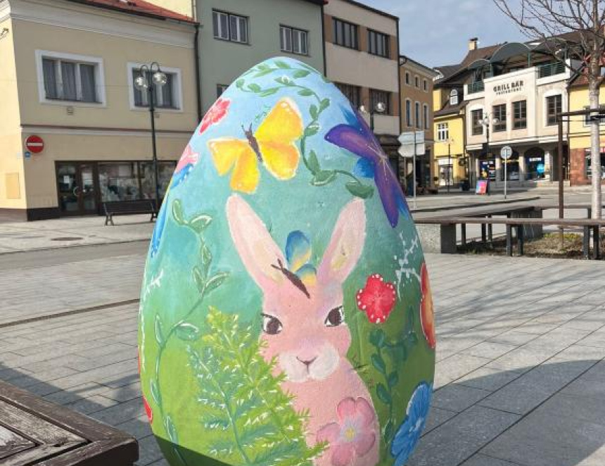 Rožnovské náměstí zdobí 13 velikonočních vajíček