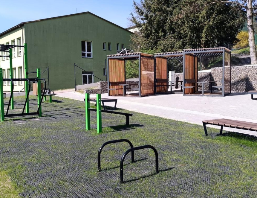 Rožnov revitalizoval prostor u ZŠ 5. května: Přibylo parkoviště, workoutové hřiště i nová zeleň