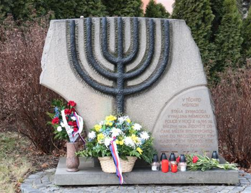 Nové zjištění: Židovská synagoga ve Vsetíně byla vypálena o dva dny dříve, radnice opraví památník
