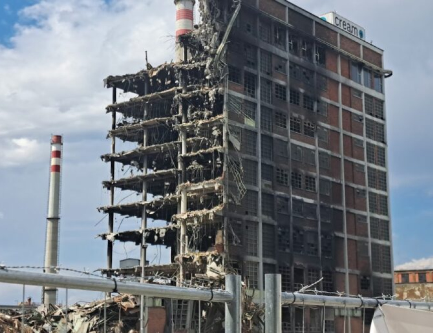 Demolice 34. budovy ve Zlíně je dočasně přerušena, majitel chce část torza zachránit