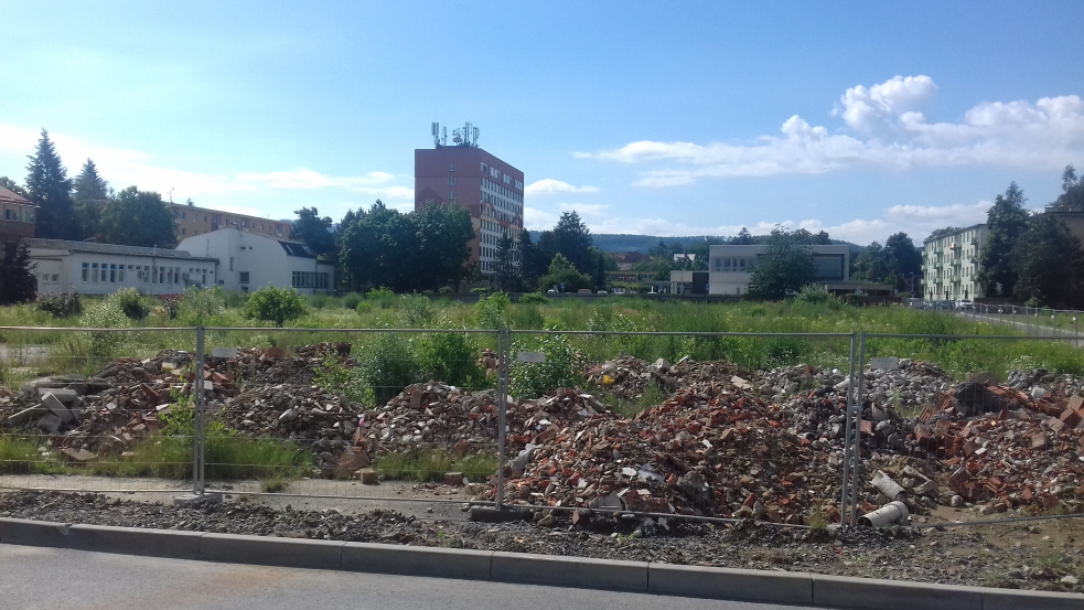 Opilec ničil výlohy. Rozbil i výklad nového obchodního centra