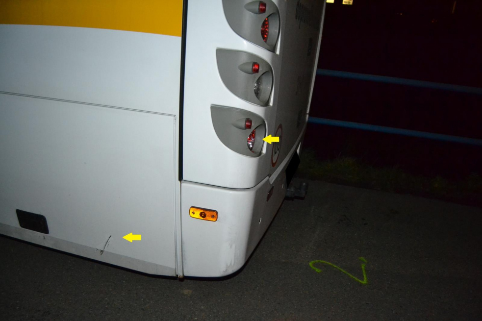 Žena na elektrokole narazila do zaparkovaného autobusu