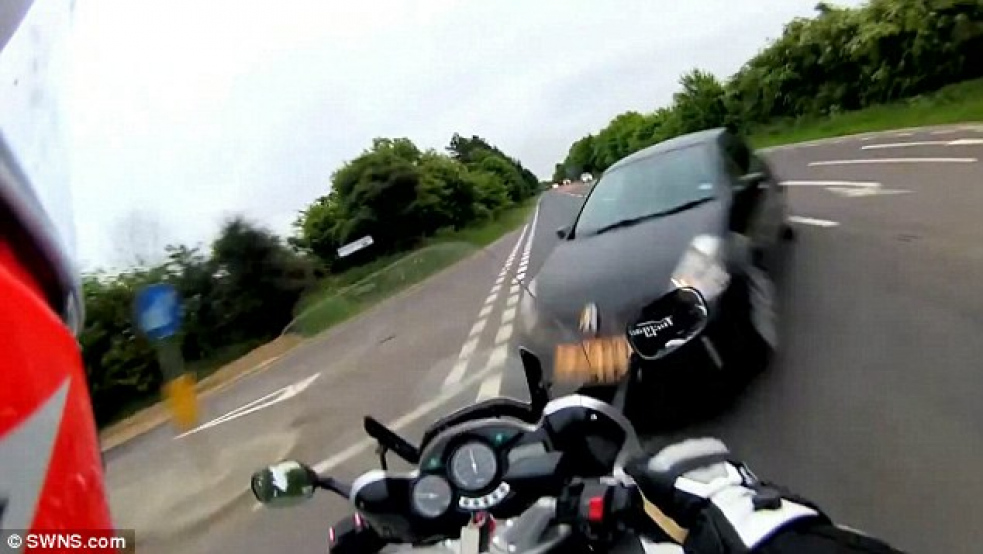 Motorkář skončil pod automobilem