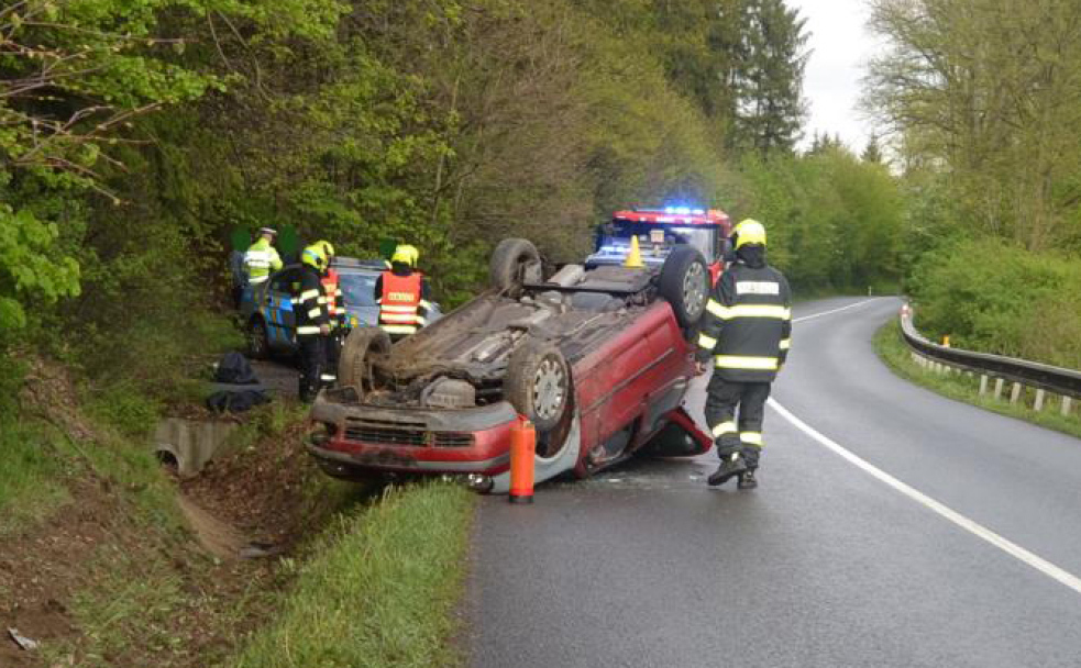 Teenager nezvládl zatáčku a skončil s autem na střeše
