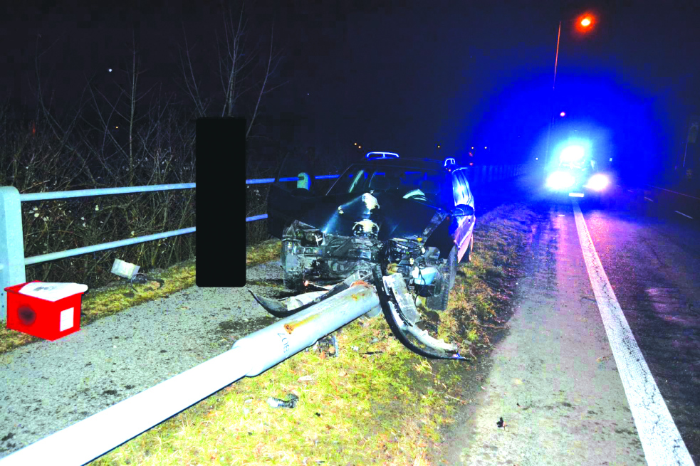 Usnul a zničil sloup veřejného osvětlení